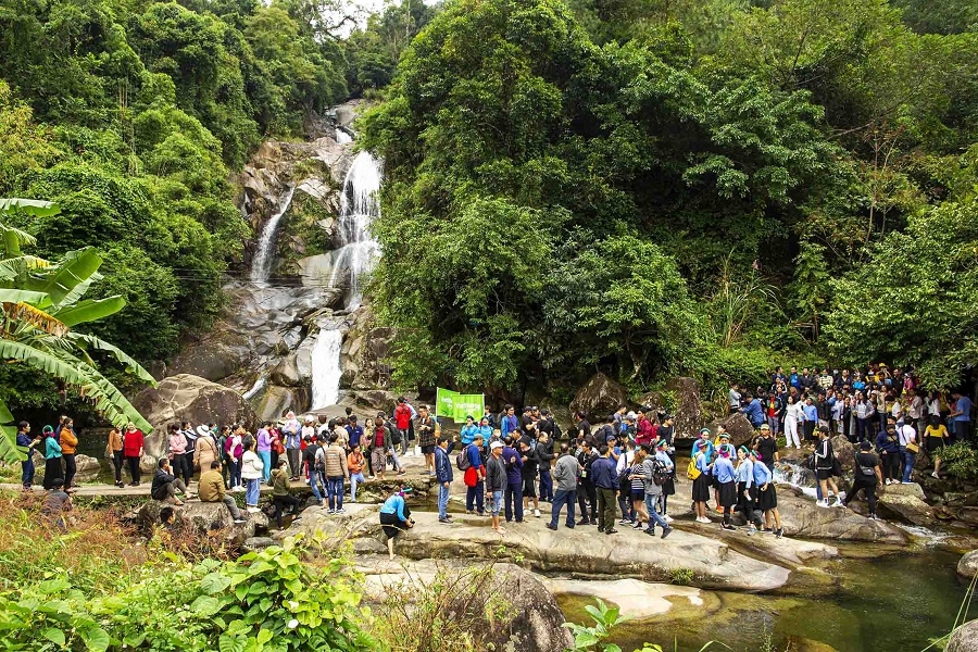 Camping by the waterfall is an interesting activity that you should try. Source: Khat Vong Viet Travel