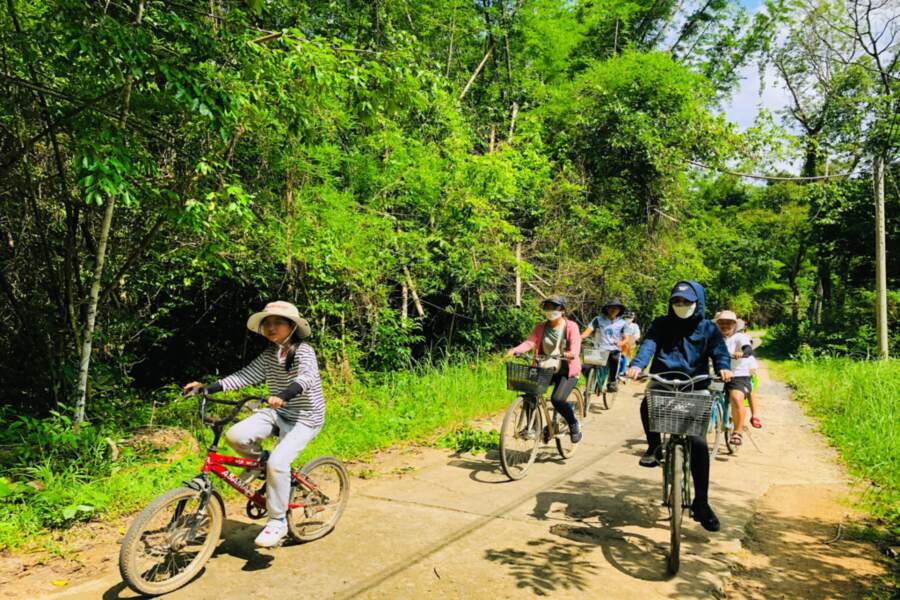 Cycling to see the beauty in Nam Cat Tien forest. Source: Trekking-Camping