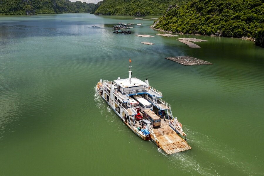 Relax and enjoy the picturesque views of Ha Long Bay on a leisurely 1-hour ferry ride. Photo: Zing