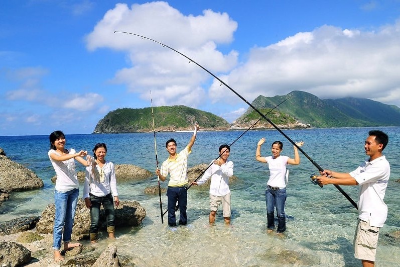 Fishing is a relaxing activity besides swimming and camping. Source: Vinpearl