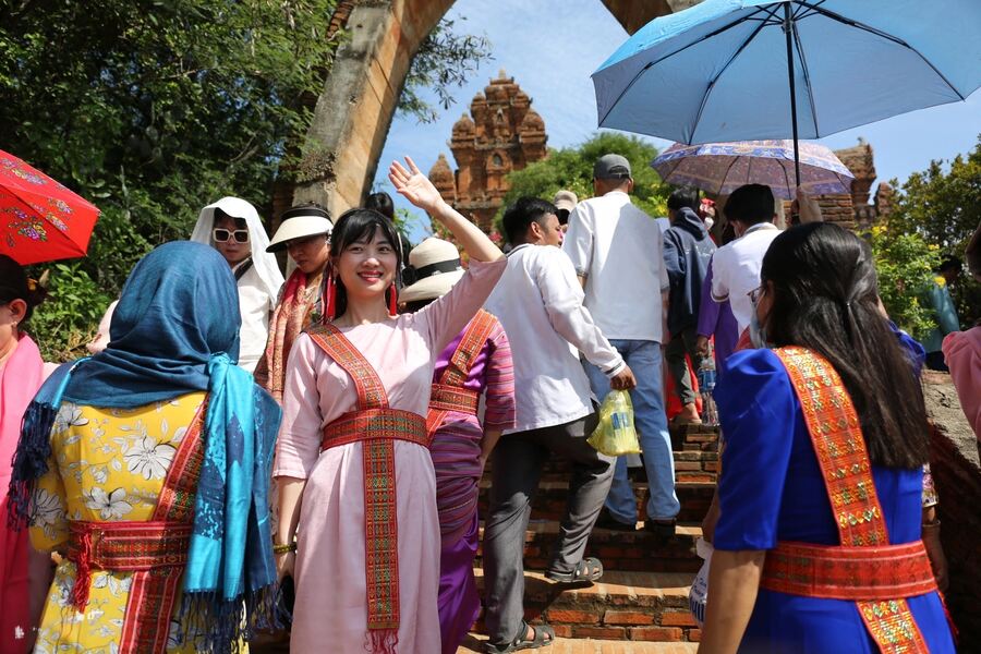 Cham people flock to Kate Festival at Po Klong Garai Tower, Ninh Thuan Province. Photo: Dan tri