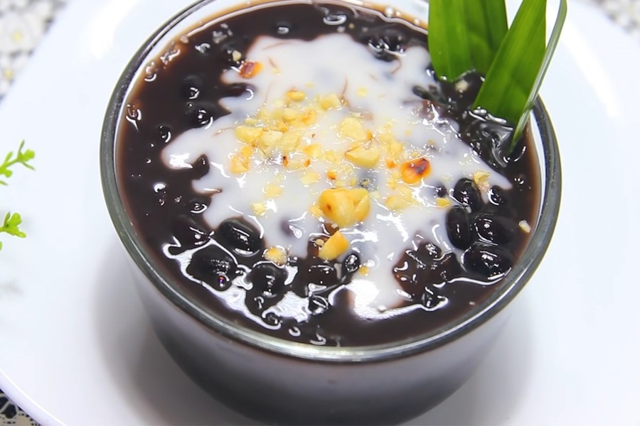 Black bean sweet soup is a favorite dessert of many people on hot summer days