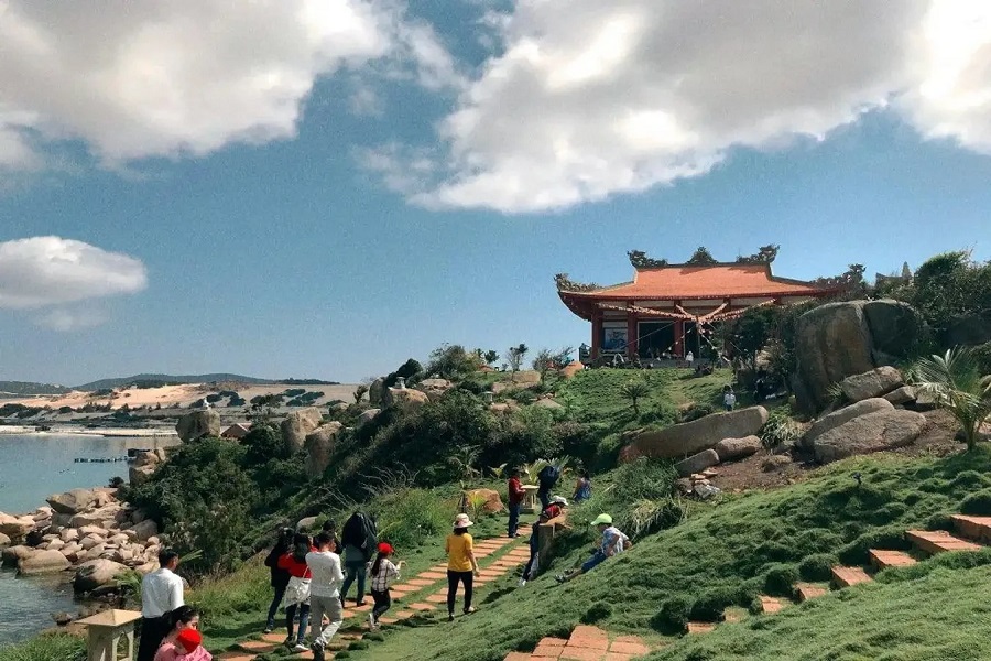 A brief stroll around sites like Thien An Pagoda offers a window into the mountain’s spiritual legacy