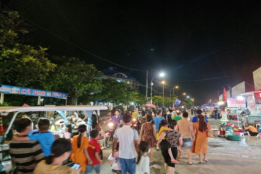 In the evening, you can visit the night market to taste some specialties. Source: Laodong News