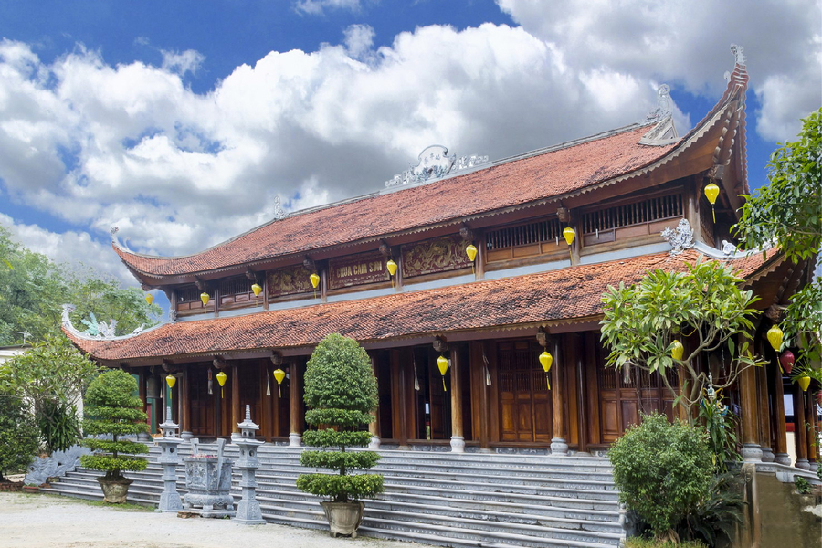 The pagoda and the mountain scenery are also stunning sights. Source: Dau Viet Travel