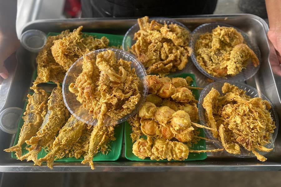 Mameen Selup Tepung is seafood coated with flour then fry it in hot oil - Photo: honor