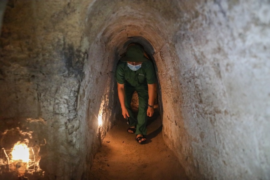 The width of the tunnel was only wide enough for a Vietnamese person, so American soldiers faced many difficulties when entered. Photo: VnExpress