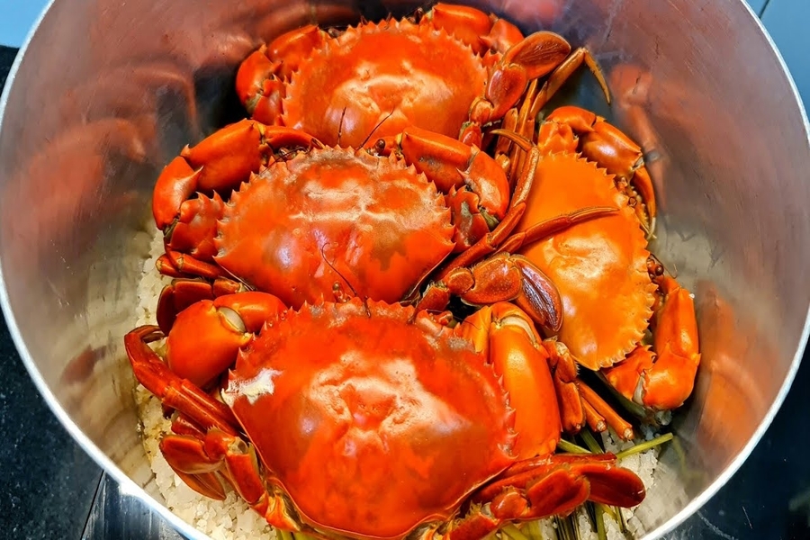 Steamed sea crab is a dish you cannot miss when coming here. Source: FPT Shop