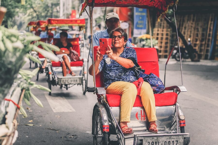 Most foreign tourists coming to Hanoi want to explore the Old Quarter by cyclo. Source: Toquoc