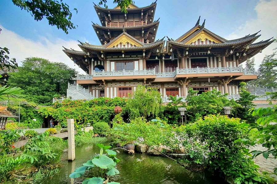 Khanh An Monastery has a special Japanese architecture