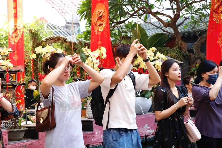 Youngsters offer incense