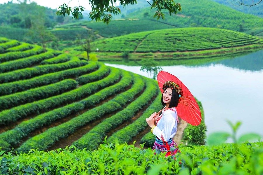 Tourists change traditional clothes to take photo