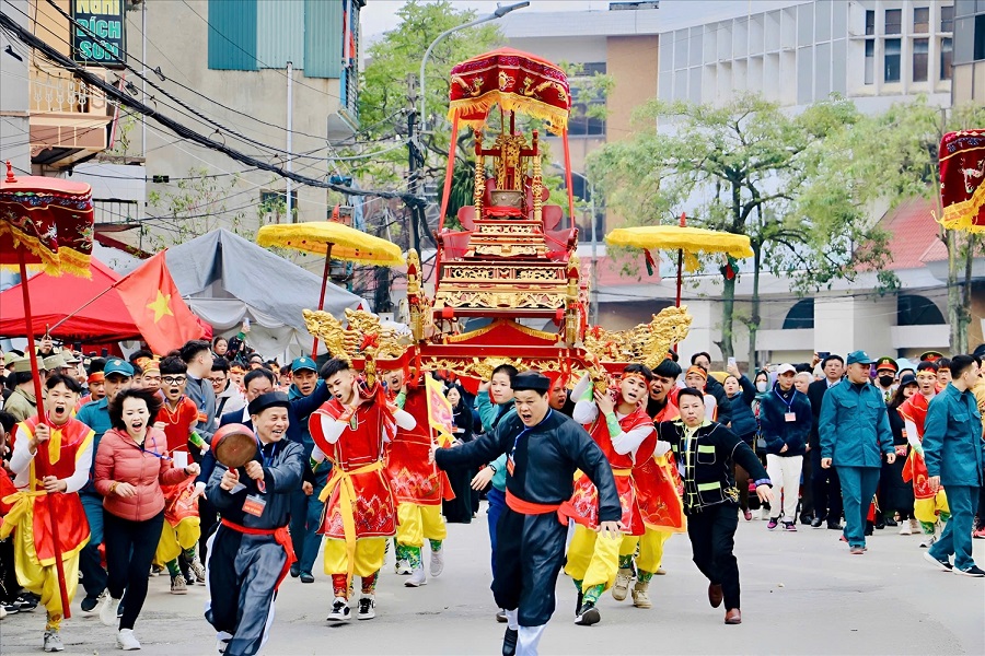 Every year, thousands of people attend the Ky Cung Temple Festival to honor the immortal Ong Lon Tuan Tranh