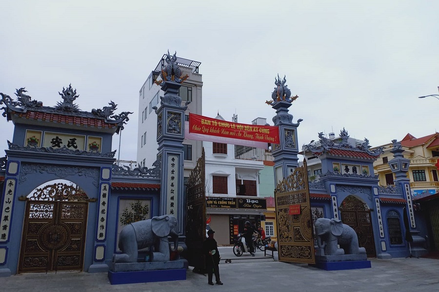 The three-entrance gate has elaborate relief carvings