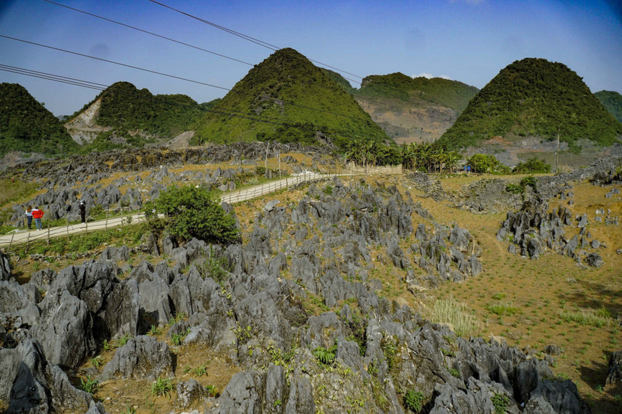 There are many ways to get to the stone plateau. Source: VietnamPlus