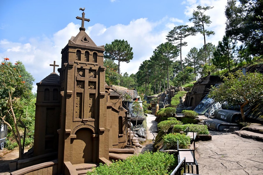 Clay Tunnel lies roughly 13 kilometers away from the central wards of Lam Dong