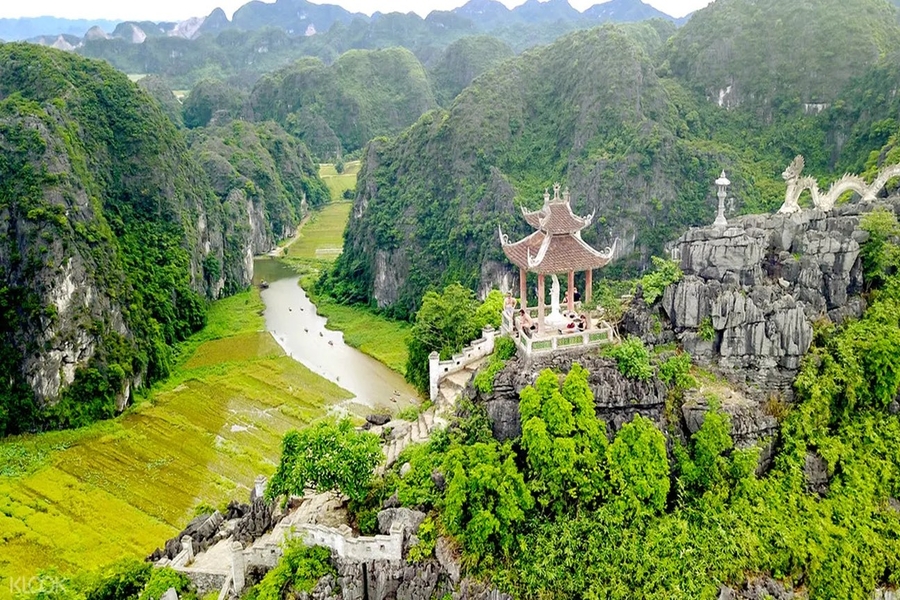 Coming to Mua Cave to conquer the miniature Great Wall. Source: Vietgoing