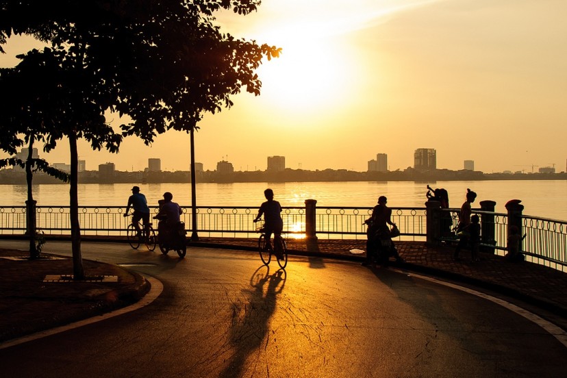 Riding bikes around West Lake is a fun activitiy. Source: Tap chi Du lich