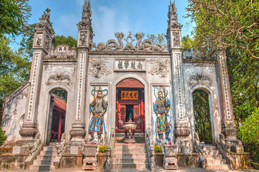 Three-entrance gate at Hung Temple. Source: VinWonders