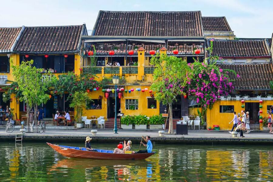 The pristine beauty of Hoi An Ancient Town captivates many tourists. Source: Traveloka