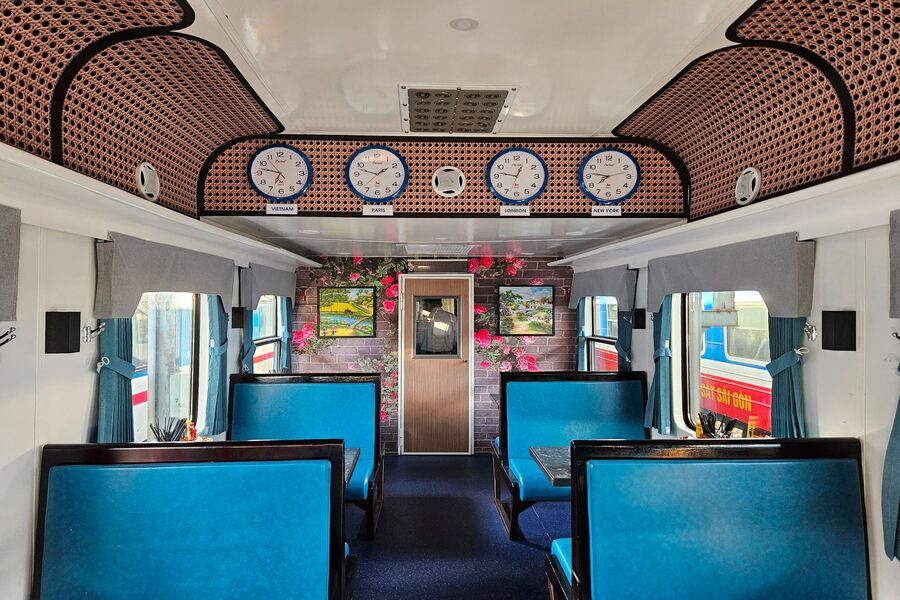 The dining car on the train is also clean and beautifully designed. Photo: Nhiep anh va Doi song