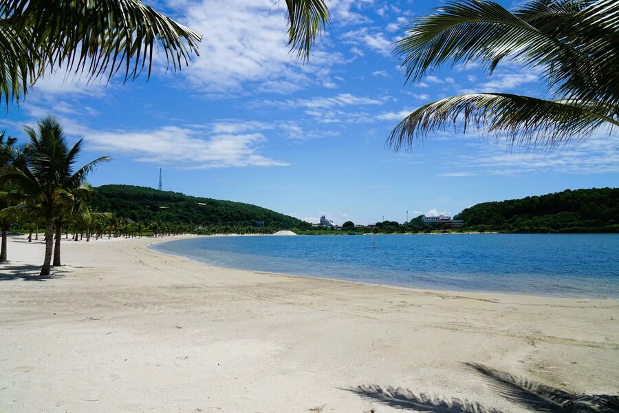 Do Son Beach is a popular seaside just a short distance from the capital. Photo: Suc khoe doi song