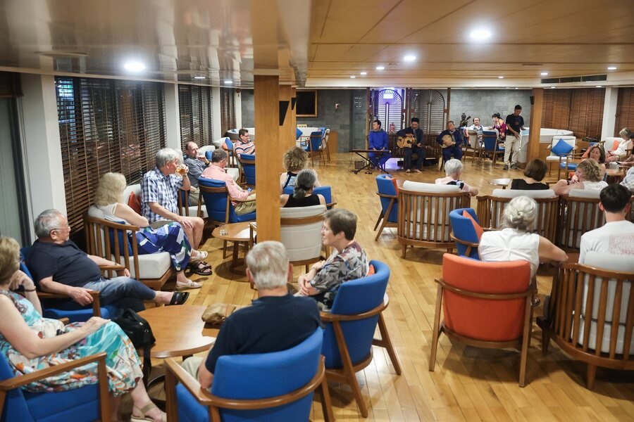 Don ca tai tu performance aboard a cruise ship. Photo: VnExpress