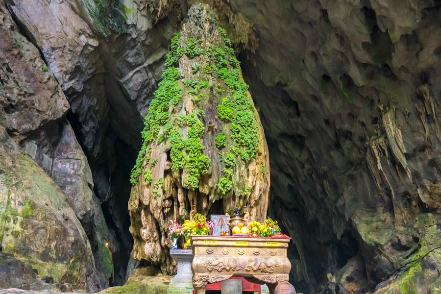 This is an altar of Bodhisattva Guanyin inside the Huong Tich Cave. Source: BHT Tourist