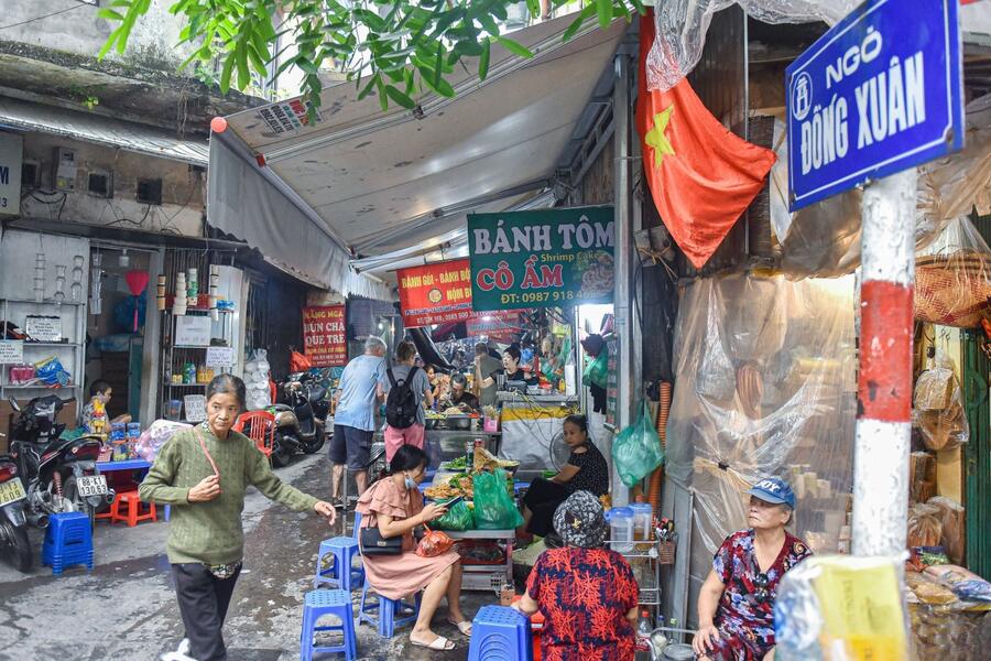 Dong Xuan Market Alley is a go-to place for noodles and snacks. Source: Vietnamnet