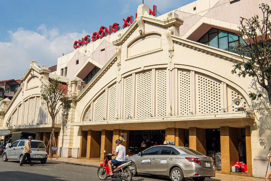 Dong Xuan Market is the largest of its kind in Hanoi (Cre: Saigoneer)