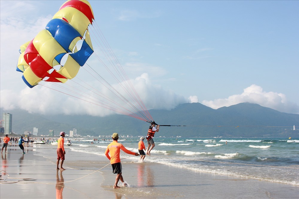 Paragliding will give you a fun flying experience. Source: Bao Lao Dong