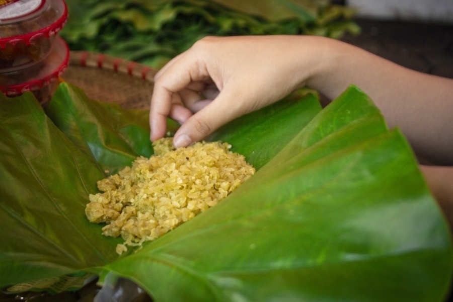 Use your hands to pick up small pieces when eating. Photo: Cong Thuong