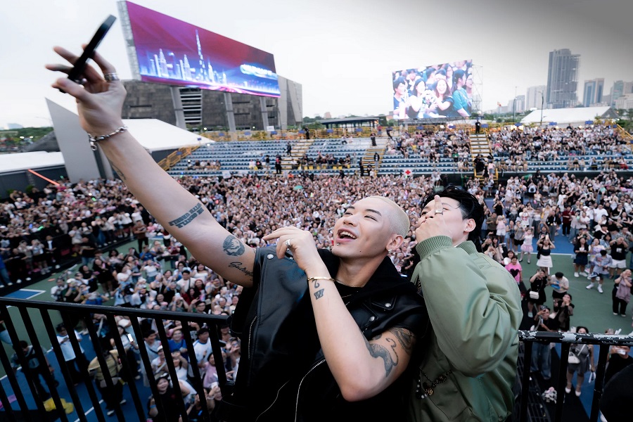 Arrive early to grab a good spot at the concert 