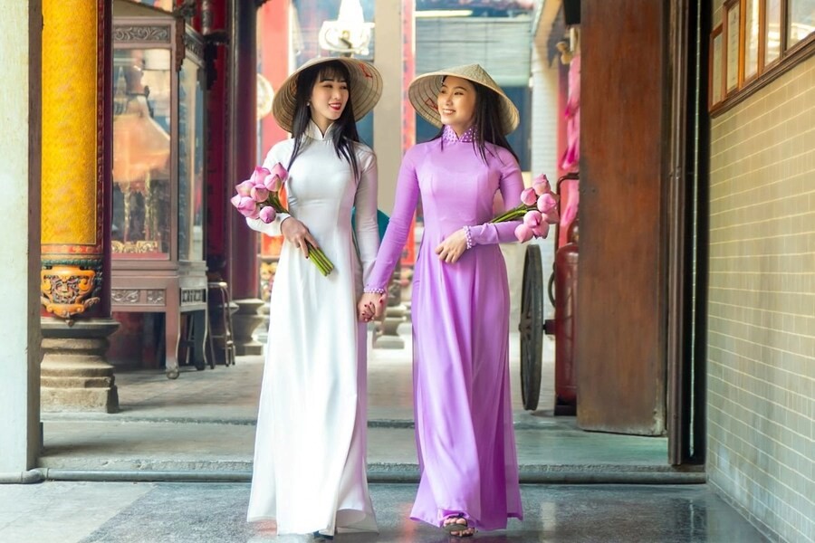 Ao dai is designed to enhance the elegance and gentleness of women. Photo: All Things Hair