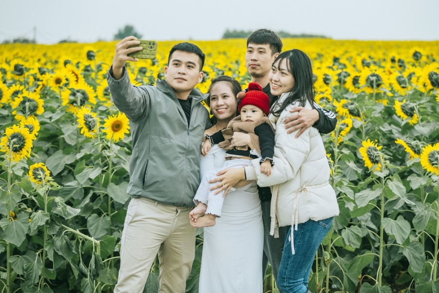 Many people find joy in taking photos to capture memorable moments. Source: Ha Tinh News