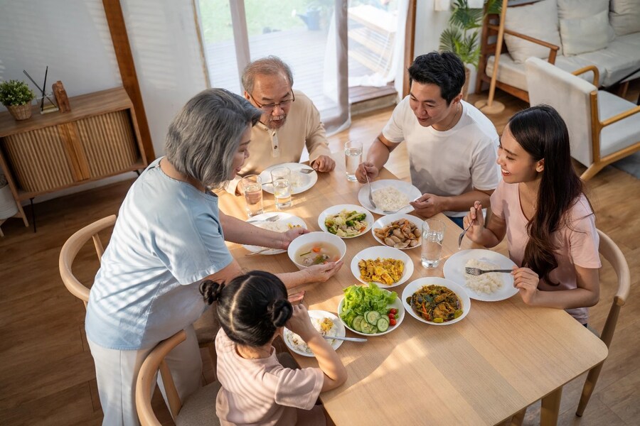 Family meals are always the most intimate. Source: Suc khoe & Doi song