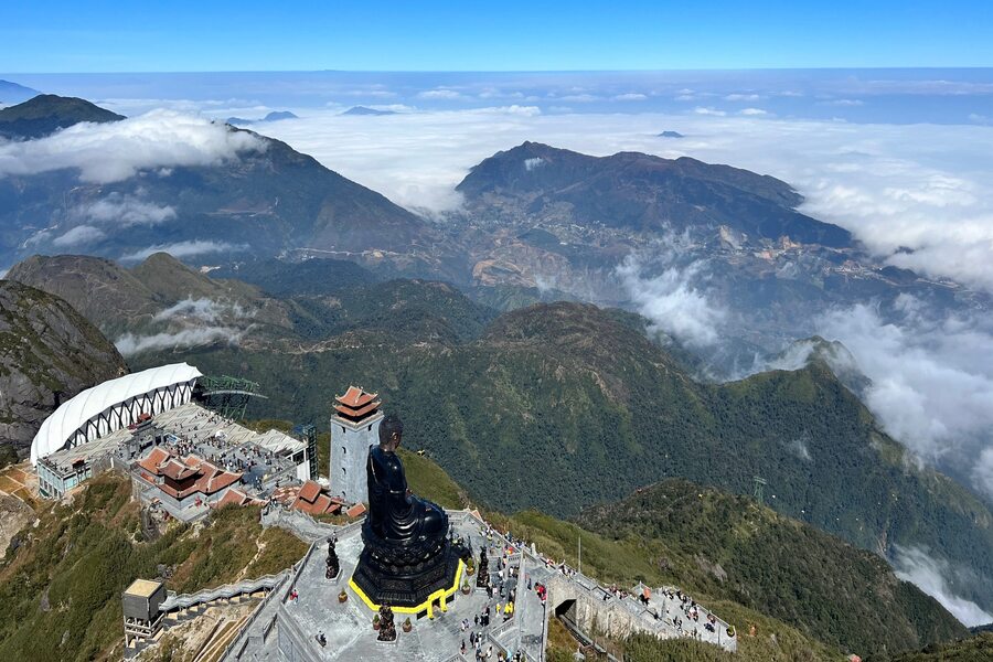 Hoang Lien Son moutain range and Fansipan peak. Photo Thanh Nien