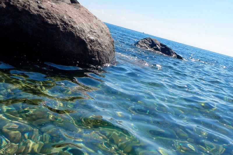 The water of Ghenh Bang Seaside is crystal clear. Source: Ba Na Hills - sun world