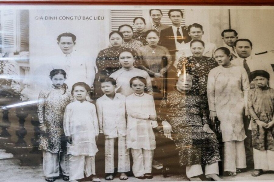 Prince of Bac Lieu (2nd row from bottom on the right) with his family. Source: Phat Giao Bac Lieu