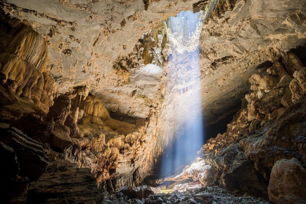 The light from the sky well of the cave. Source: Du Lich Phong Nha 