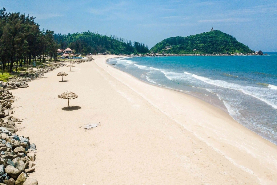 A view of the peaceful beauty of Thien Cam Beach. Source: BlogAnChoi