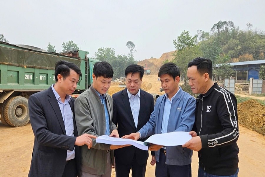 Local authorities speeded up the progress of the regional connecting road project to Suoi Lanh Lake