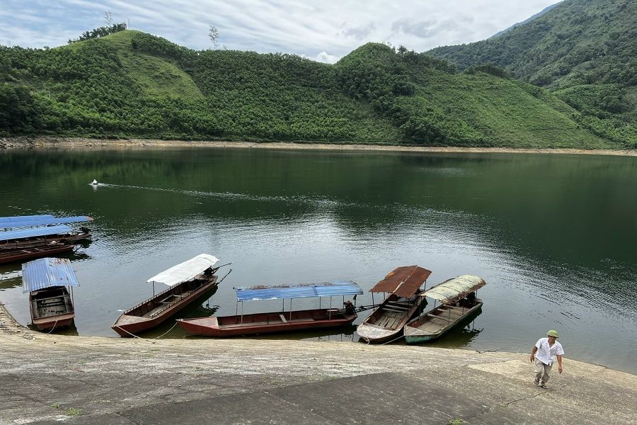 There are boat rental services for tourists