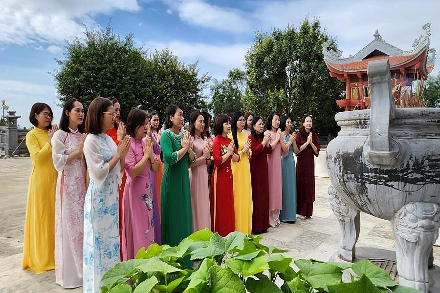 The Women's Union of Thanh Hoa City visited the temple of Vietnamese heroic Mothers and Martyrs