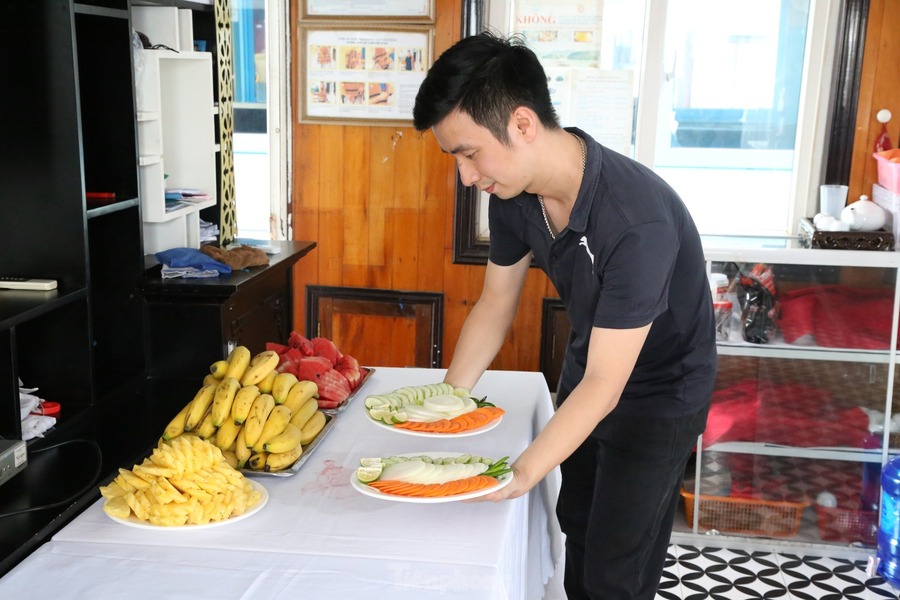 The staff is preparing fruits and vegetarian food. Photo: CafeF