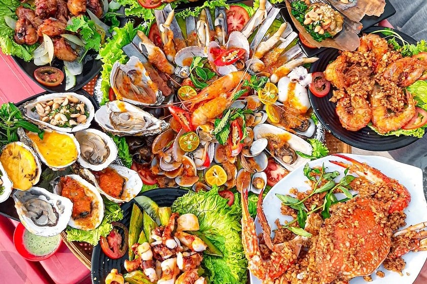 Tourists should try the fresh seafood at My Khe Beach. Source: Hava Travel