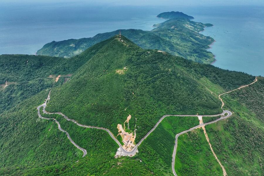 The pass's name signifies the two most beautiful sights on the pass: the sea (Hai) and the clouds (Van). Photo: Vietnamnet