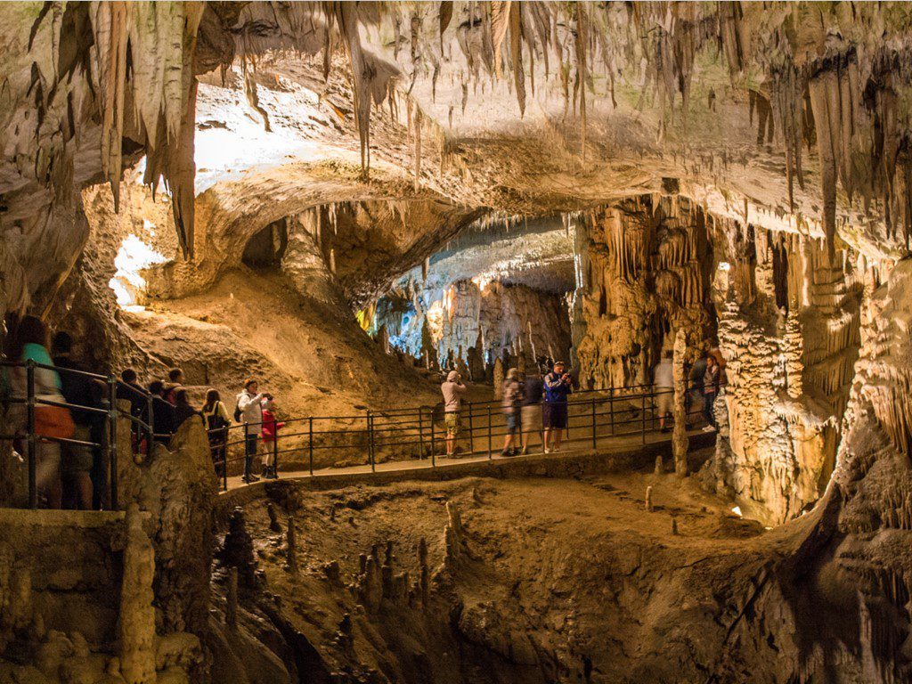 Inside Mo Luong Cave. Photo: Hop Thuy Restaurant