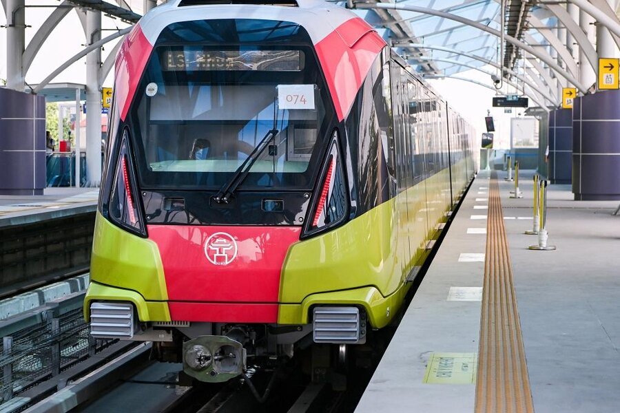 Train on the Nhon - Hanoi Station route before the opening day. Source: VnExpress