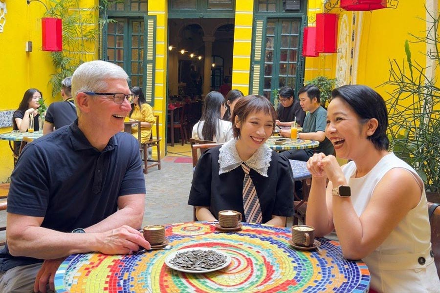 Tim Cook tastes the flavour of Vietnamese Coffee with Vietnamese celebrities